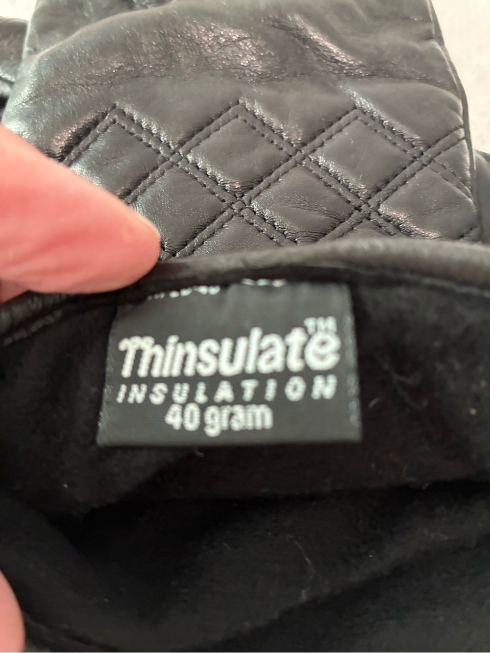 ELMA quilted leather gloves are a sleek, cold-weather accessory. Thinsulate - Picture 4 of 6